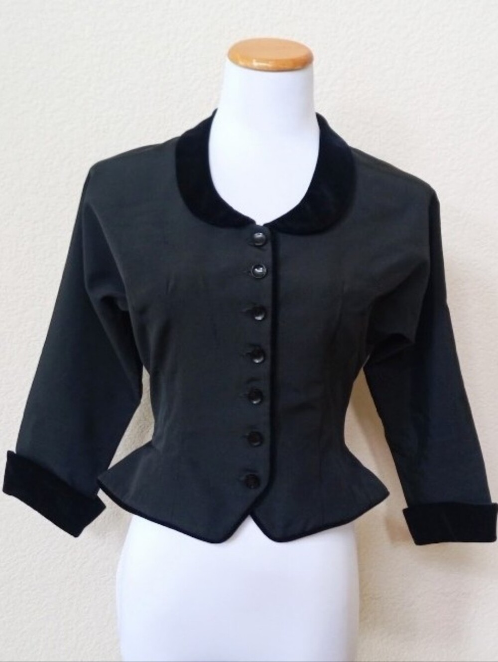 Jerell Jr vintage 1950s elegant black tailored peplum jacket with velvet collar
